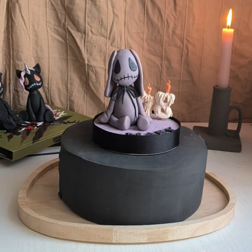 Creepy Królik, płonące świece z imieniem i wiekiem - personalizowana, ręcznie robiona figurka na tort z zimnej porcelany (3)