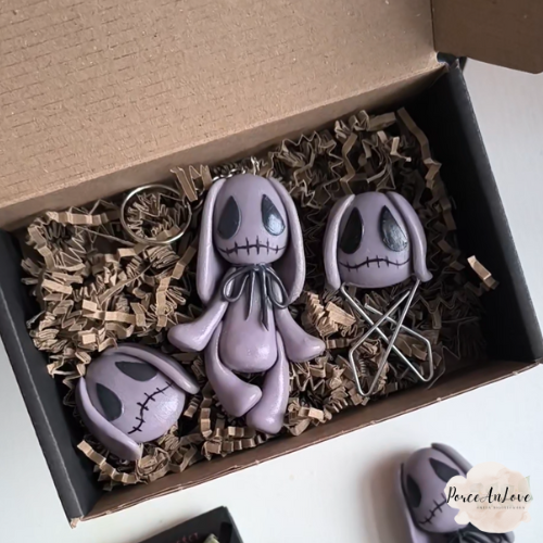 Straszny fioletowy Królik - figurka dekoracyjna, breloczek, zakładka do książki z zimnej porcelany 