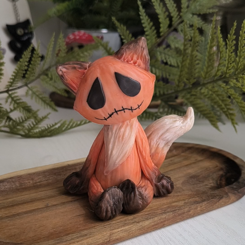 Figurka Creepy Lis, ręcznie robiona figurka. Dziwna, leśna dekoracja na biurko, półkę